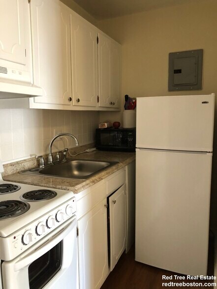 Building Photo - 176 N Beacon St