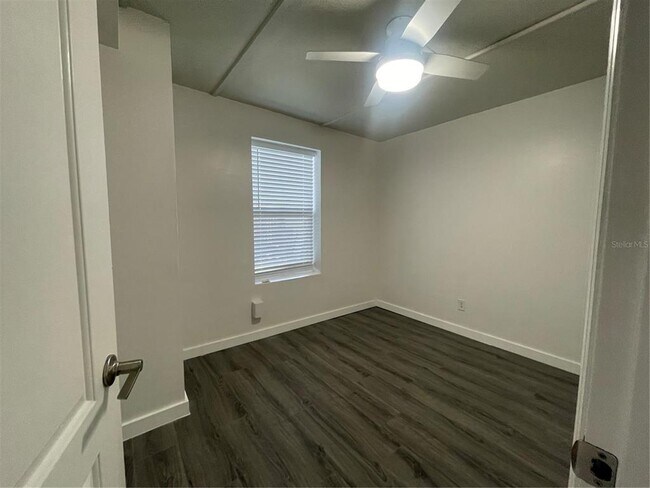 Building Photo - 3202 W Coachman Ave