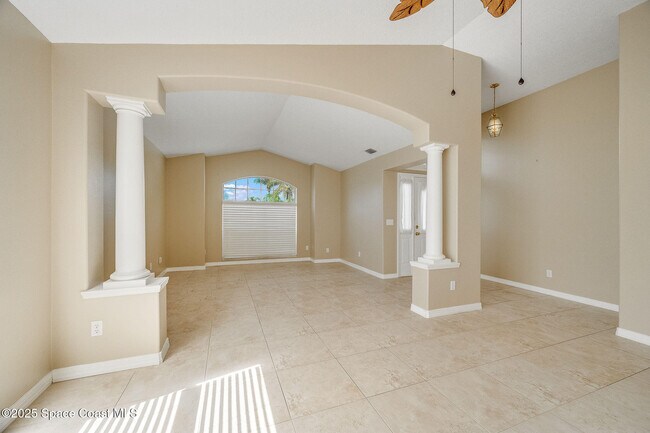 Building Photo - 1634 Sun Gazer Dr