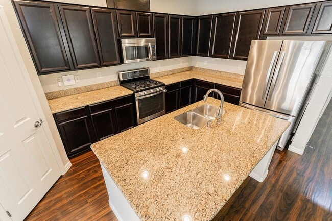 Building Photo - Exquisite 5 bedroom 4 bathroom home with fresh paint and new carpet waiting for you!