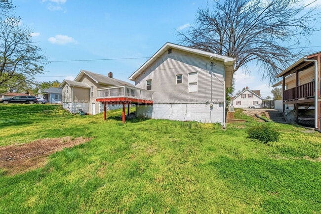 Building Photo - 704 W Johnson St