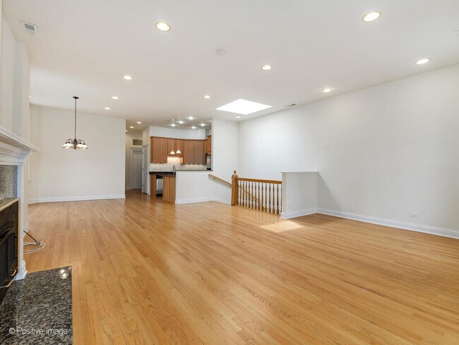 Building Photo - 709 W Diversey Pkwy