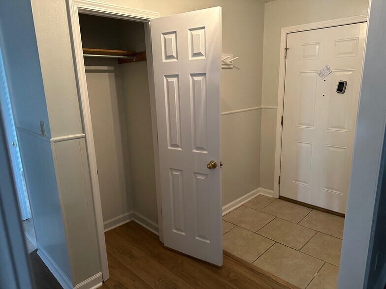 Building Photo - 323 Lance Cir