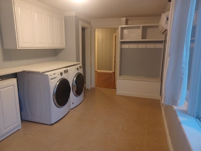 Building Photo - 1817 Ardath Ave