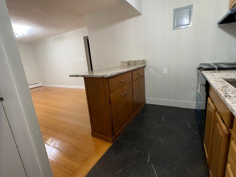 Building Photo - 10 Commonwealth Ct