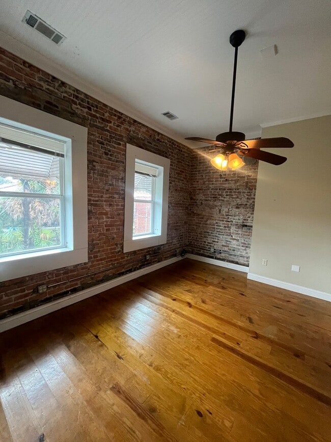 Building Photo - 25 W Oak St