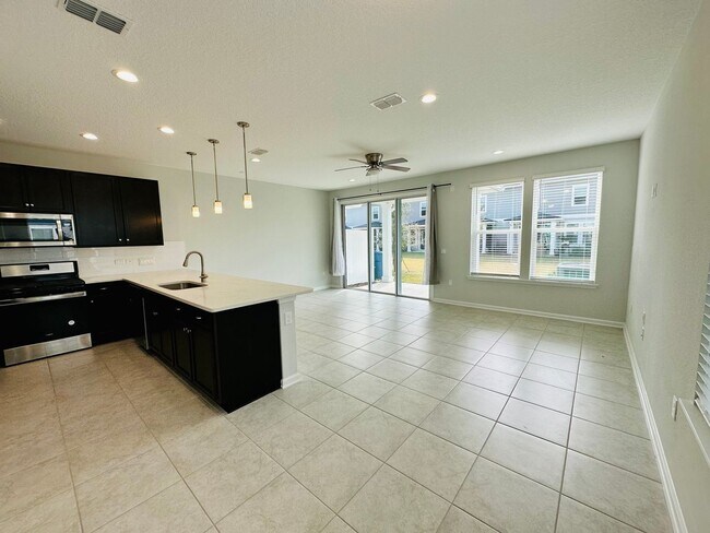Building Photo - Spacious End Unit with Garage & Loft. Community features High End Amenities!