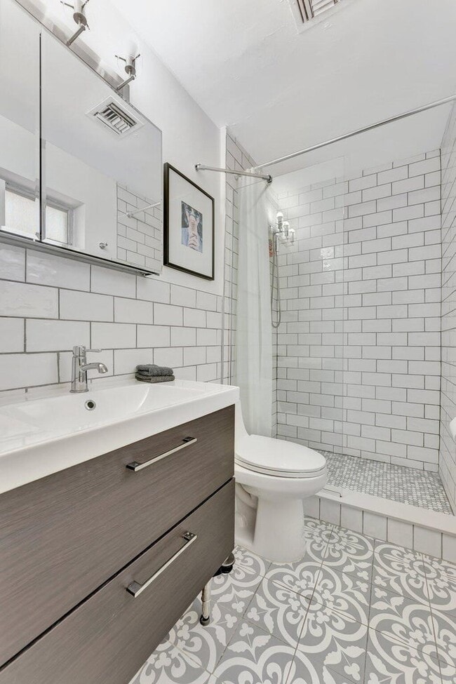 Building Photo - 1246 Johnson St