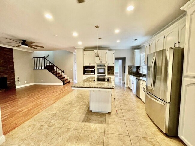 Building Photo - $3,500 Private pool, Solar Panels, 5 Bed, ...