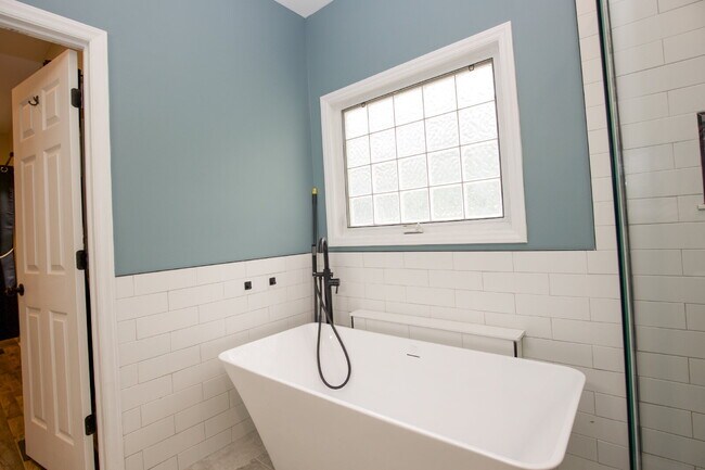 Building Photo - 102 Willow Creek Ln