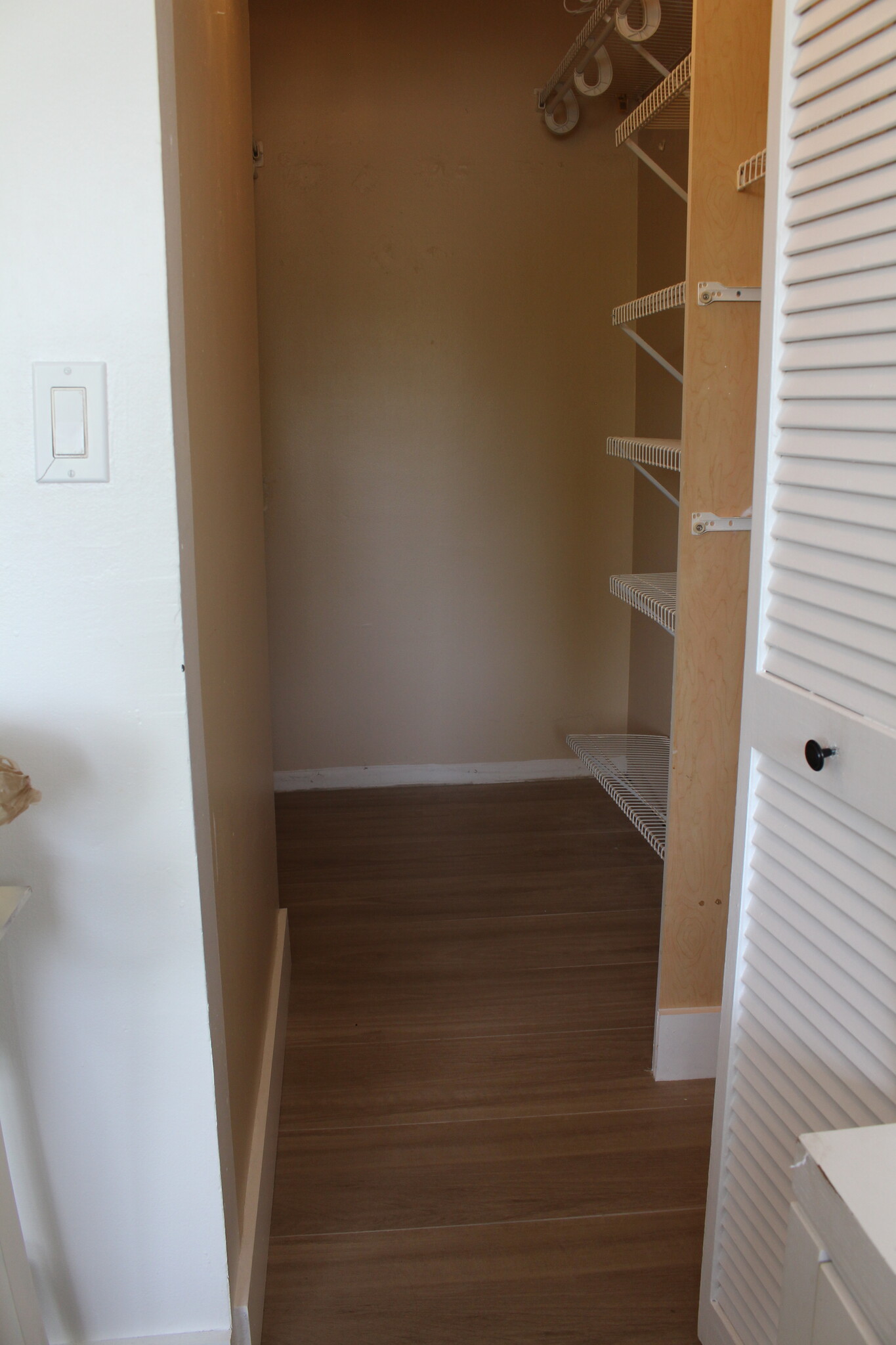 spacious washer/dryer - 3192 Bird Ave