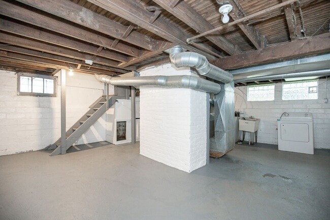 Building Photo - 3-BED, 1 BATH BEAUTIFUL SINGLE- FAMILY HOME IN MAPLE HEIGHTS!