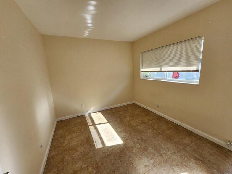 Building Photo - 1878 NE 46th St