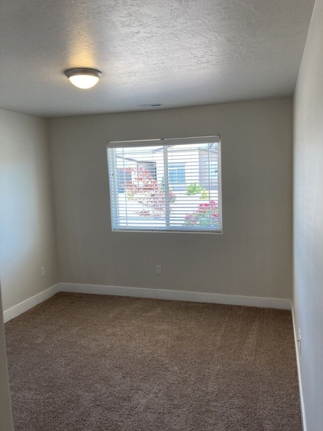 Building Photo - Newer 3 bedroom, 2 bath, one level home in...
