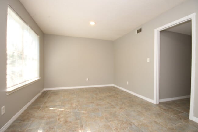 Building Photo - Southwest Pensacola Townhome Near NAS Pensacola with Granite Kitchen & Privacy-Fenced Patio