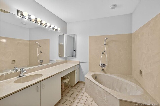 Building Photo - 6060 SE Martinique Dr