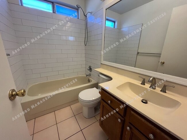Building Photo - 3 BEDROOM 2 BATHROOM IN PHOENIX WITH TONS ...