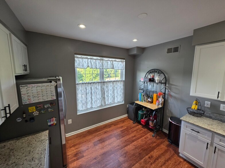 Kitchen - 43300 Marymount Ter