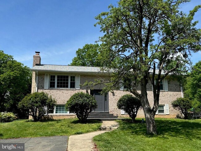 Primary Photo - 7209 Popkins Farm Rd