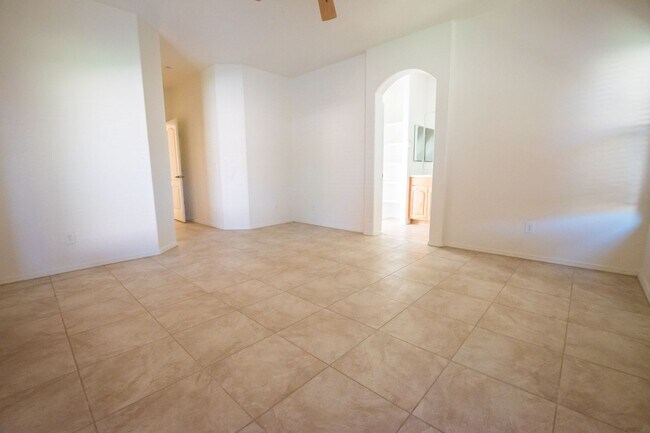 Building Photo - Charming 4 Bedroom, 3 Bath Home, with 2 Ca...