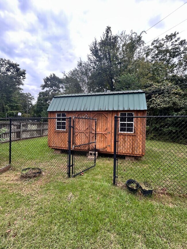 Building Photo - Newly Remodeled Home in the Heart of Baton...