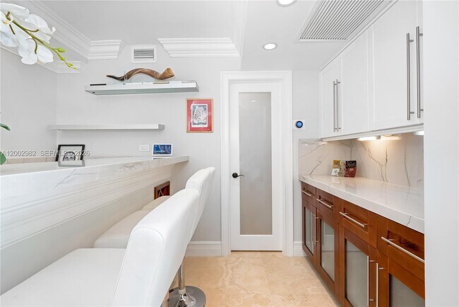 Building Photo - 3140 S Ocean Dr