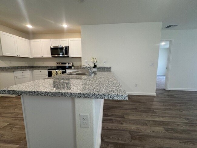 Building Photo - 1 Yr New 3 BR 2BA in Chaparral Terrace w/ ...