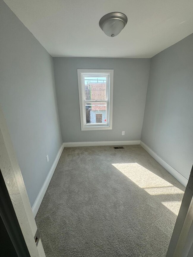 Building Photo - Beautiful Three Bed One Bath Completely Re...