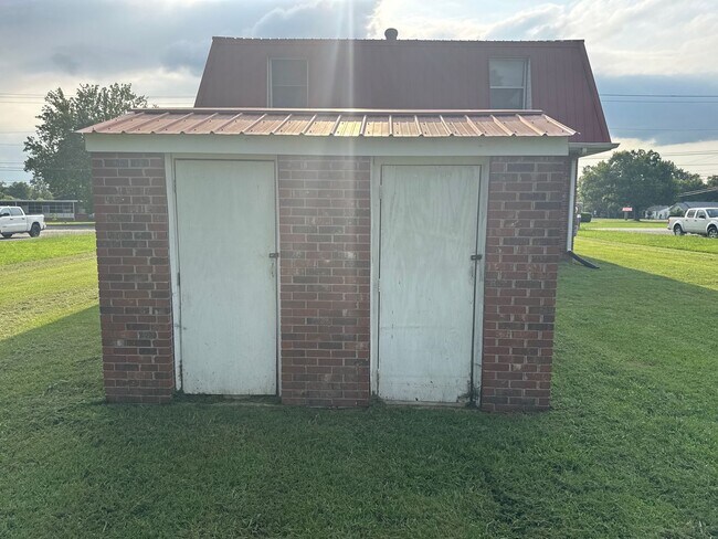 Building Photo - Spacious & Updated Duplex in a Convenient Lebanon Location!