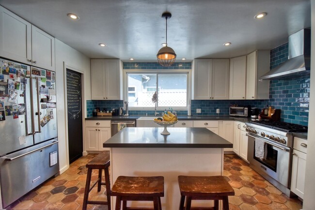 Building Photo - Beautiful 3 BD, 2 BA Home in Bird Rock fea...