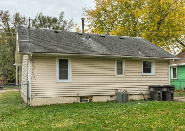 Building Photo - Adorable 2 Bedroom 1 Bath Home
