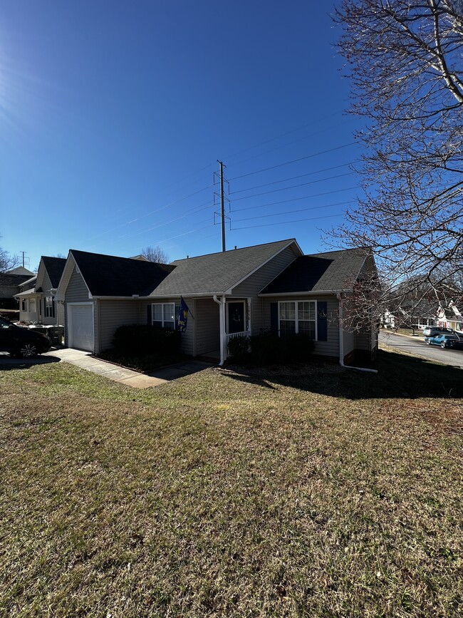 Building Photo - 1950 Cedar Ridge Ln