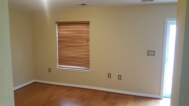 LIVING ROOM - 3520 E Richmond Rd