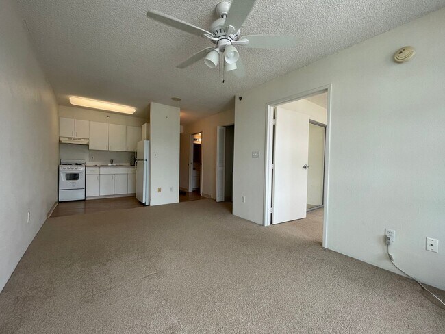 Building Photo - Centrally and Conveniently located  1 Bed 1 Bath 1 Parking Makiki