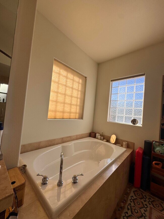Building Photo - 49560 Loren Ct