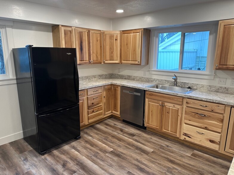 Building Photo - 479 W Center St