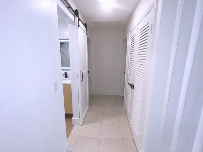 Building Photo - 1260 Manor Dr