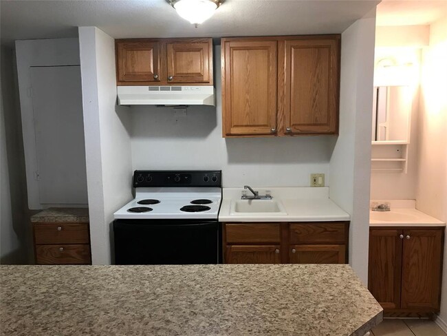 Building Photo - 5914 Lago Vista Way