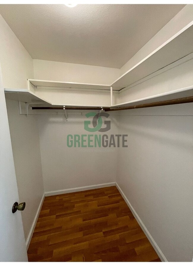 Building Photo - 3 BEDROOM 2 BATH HOME MOVE IN READY IN MOD...