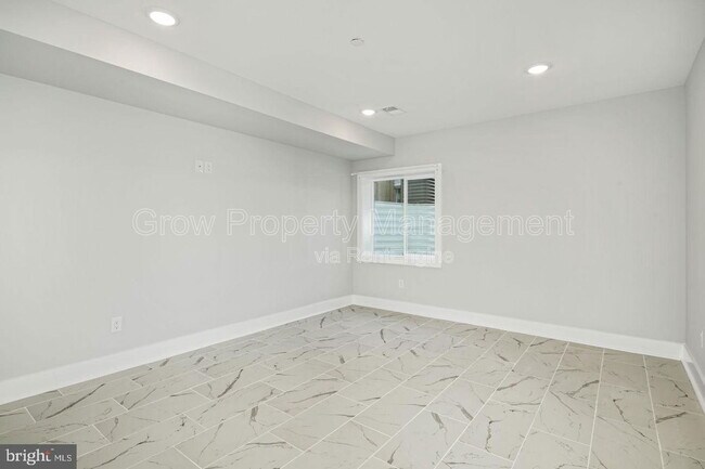 Building Photo - 1904 E York St