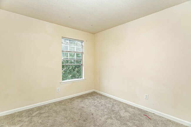 Building Photo - Don't miss the chance to call this Virgini...