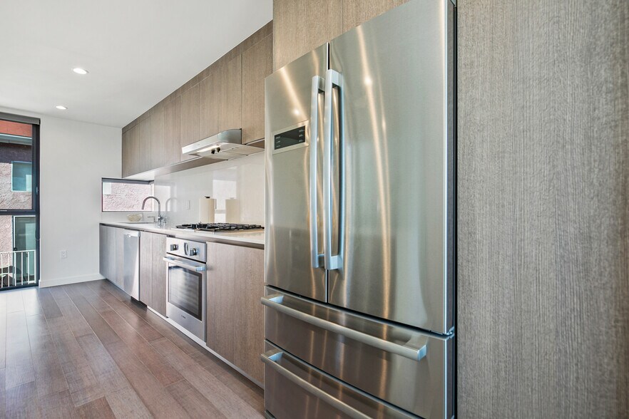 Building Photo - 823 N Fuller Ave