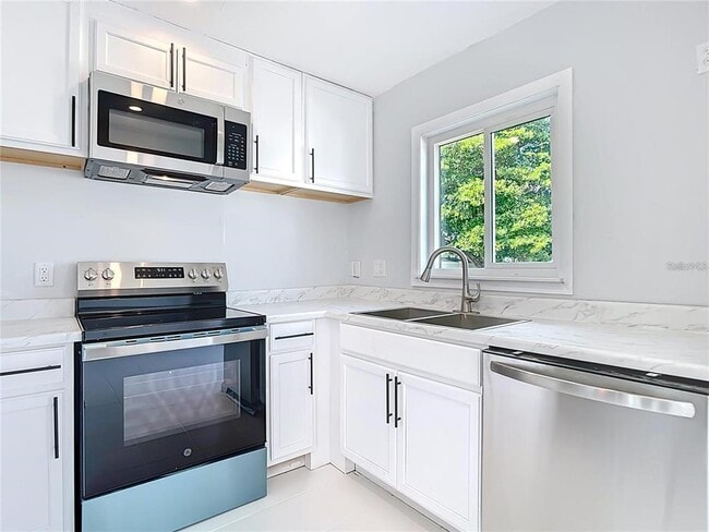 Building Photo - 3095 Pinetree St