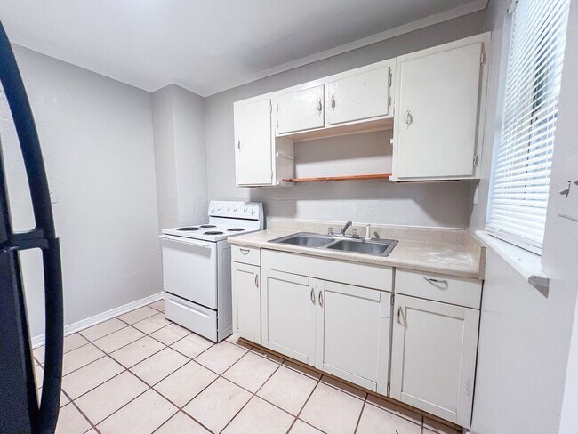 Building Photo - 1410 Nylic St