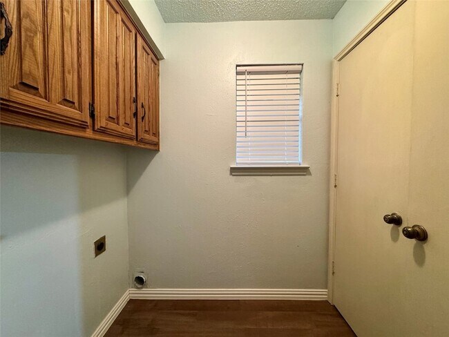 Building Photo - 1925 Glen Hill Dr