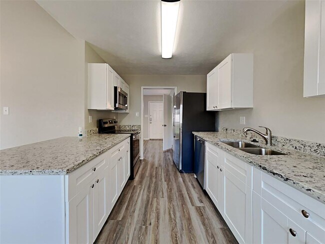 Building Photo - 2822 Canary Ln
