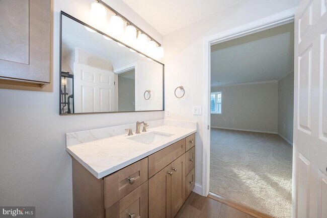 Building Photo - 335 Paoli Pointe Dr