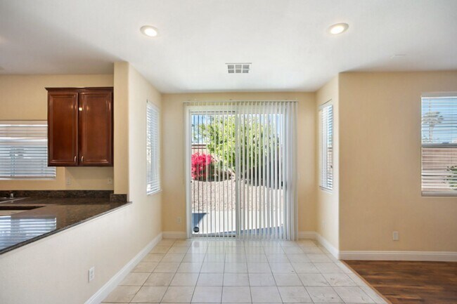 Building Photo - 3 Bed and Loft Summerlin Beauty