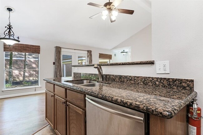 Building Photo - 15 Tulip Hill Ct