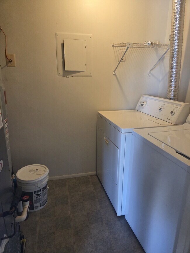Building Photo - "3rd floor 2 BR Condo in Frederick - Your Cozy Retreat Awaits!"